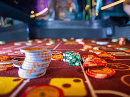 Pengguna membaca bonus mawarslot di ponsel